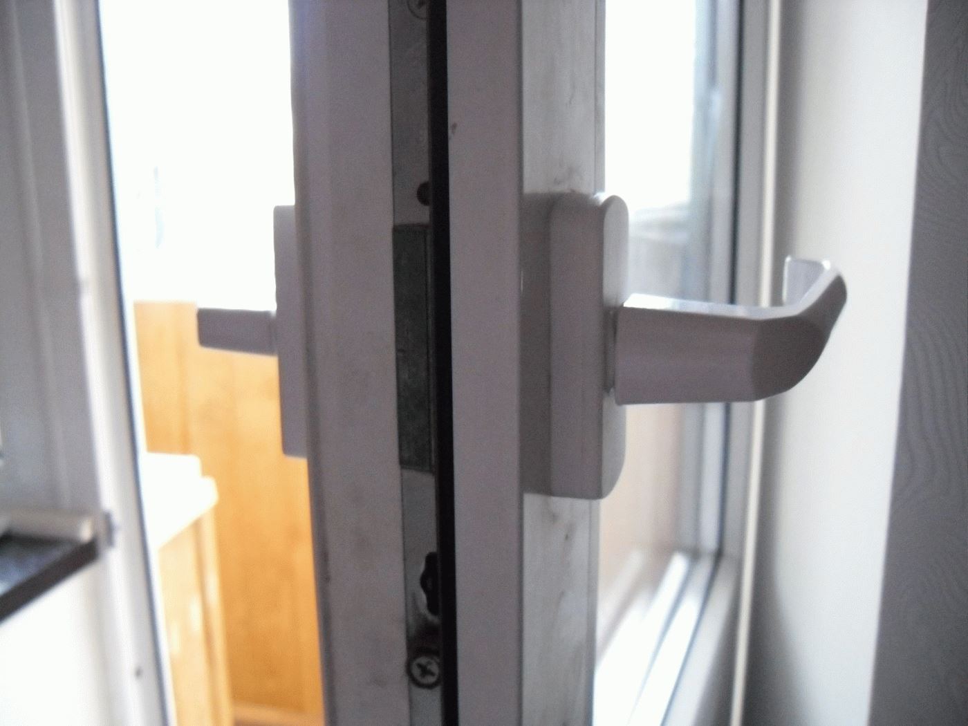 Как открыть балконную пластиковую дверь изнутри/снаружи без повреждений.  Что делать, когда не открывается дверь на балкон.